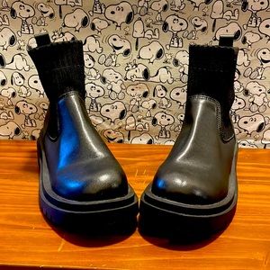 Women’s Pull on Chelsea Boots - size 8